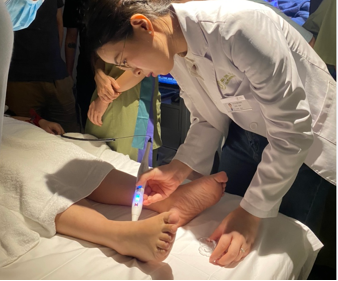 服務人員為顧客進行足部經絡檢測 / Staff performing a foot meridian assessment for a customer